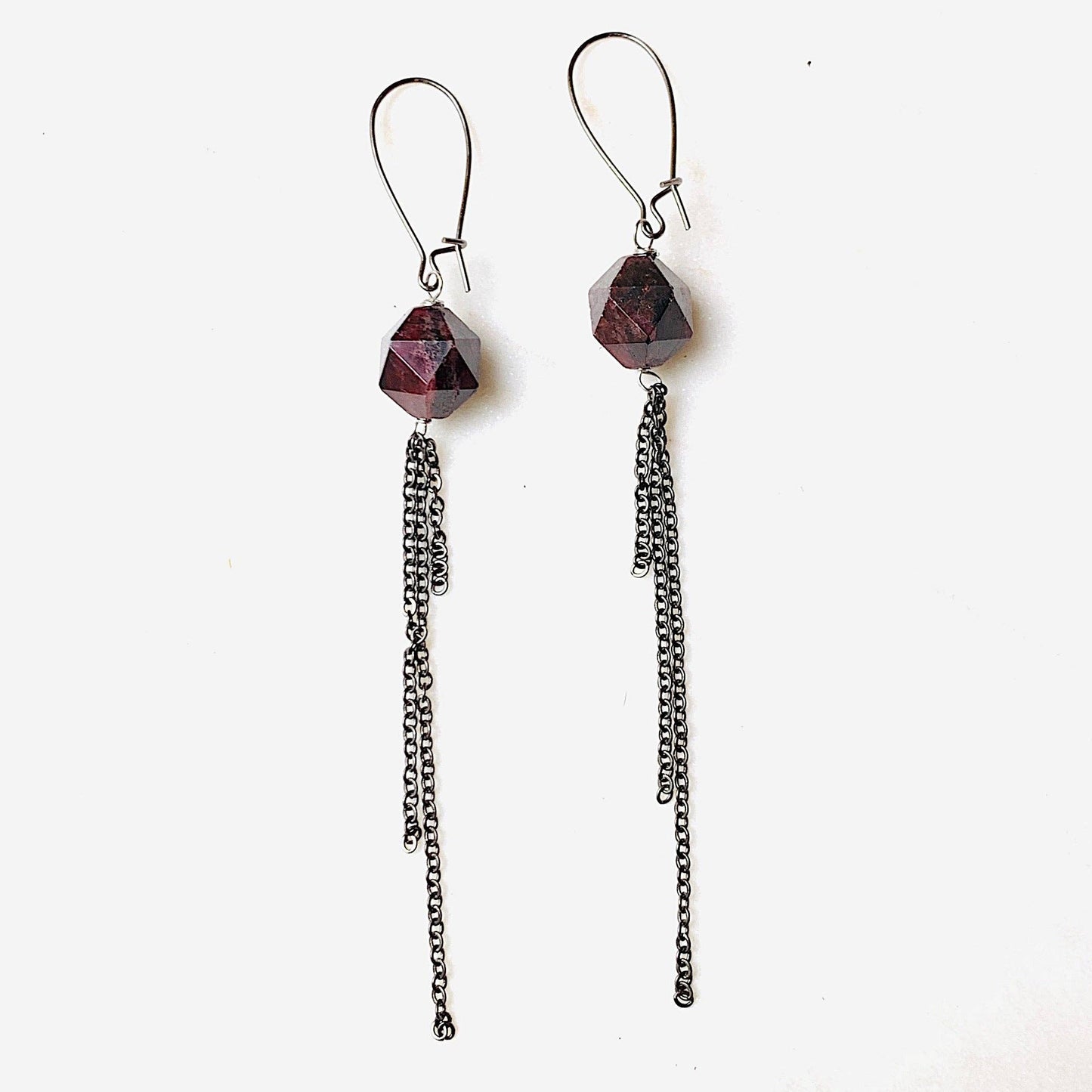 Chai earring: Gunmetal / Garnet / Chain dangle