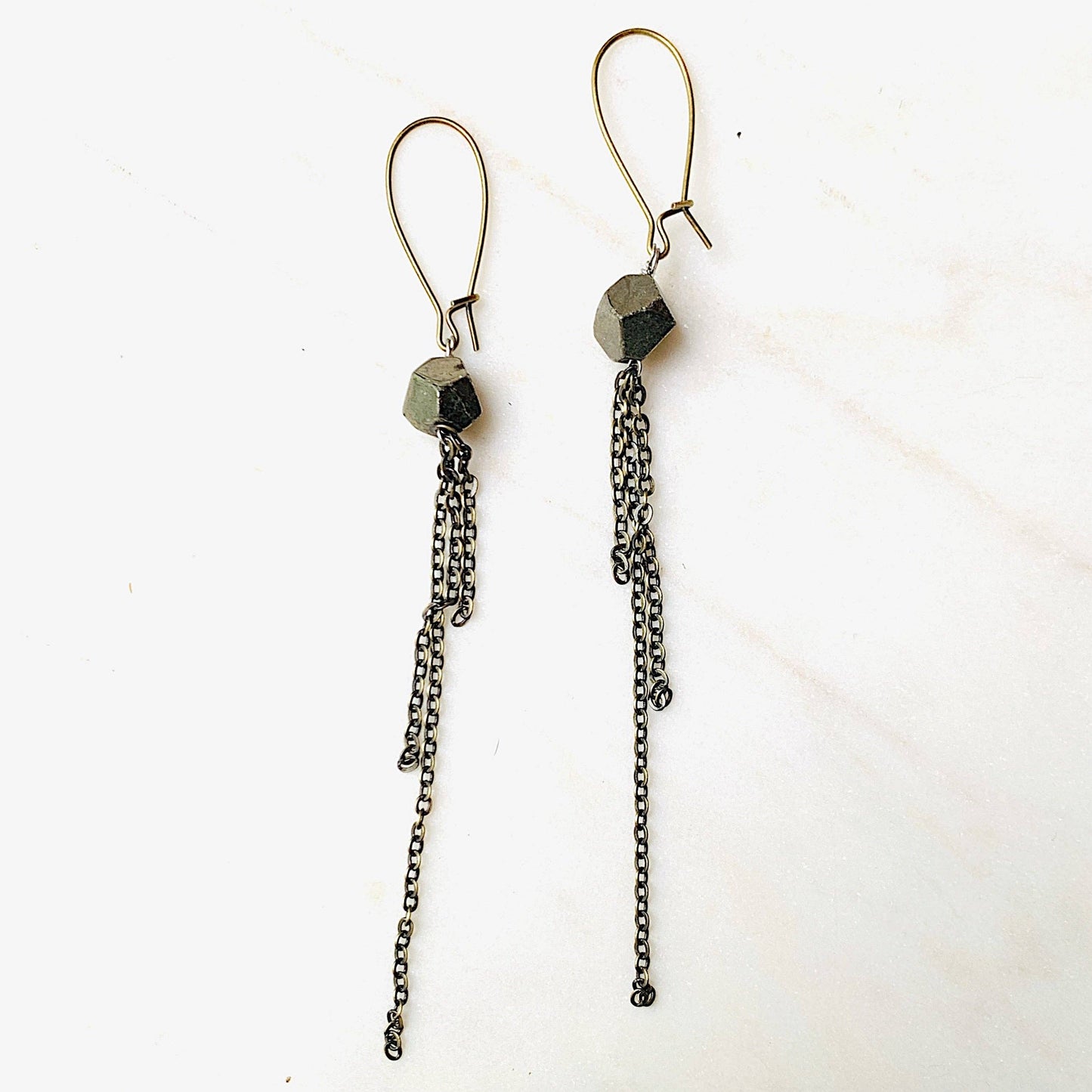 Chai earring: Gunmetal / Garnet / Chain dangle