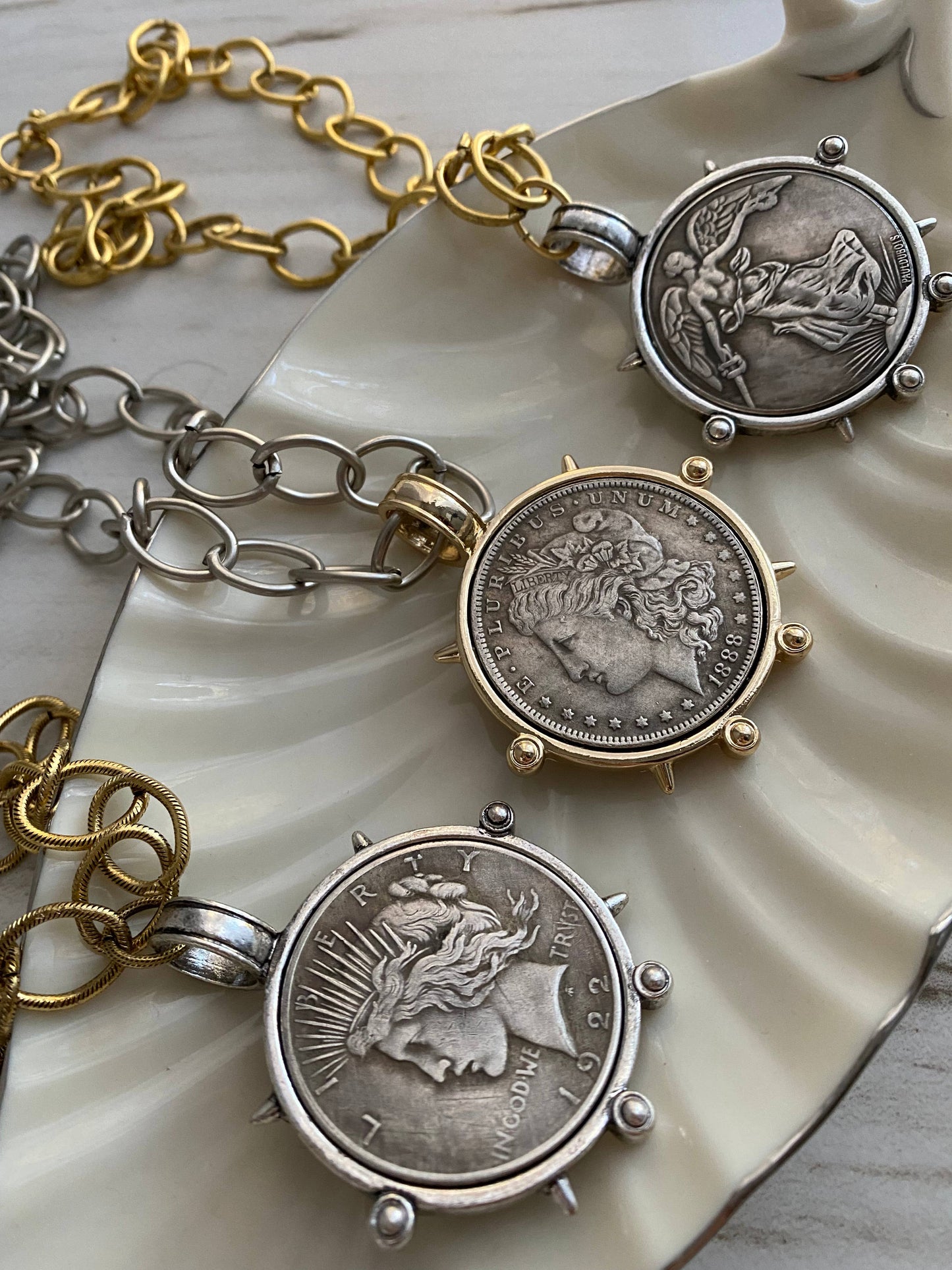 Artifact Necklace: Victory Medal