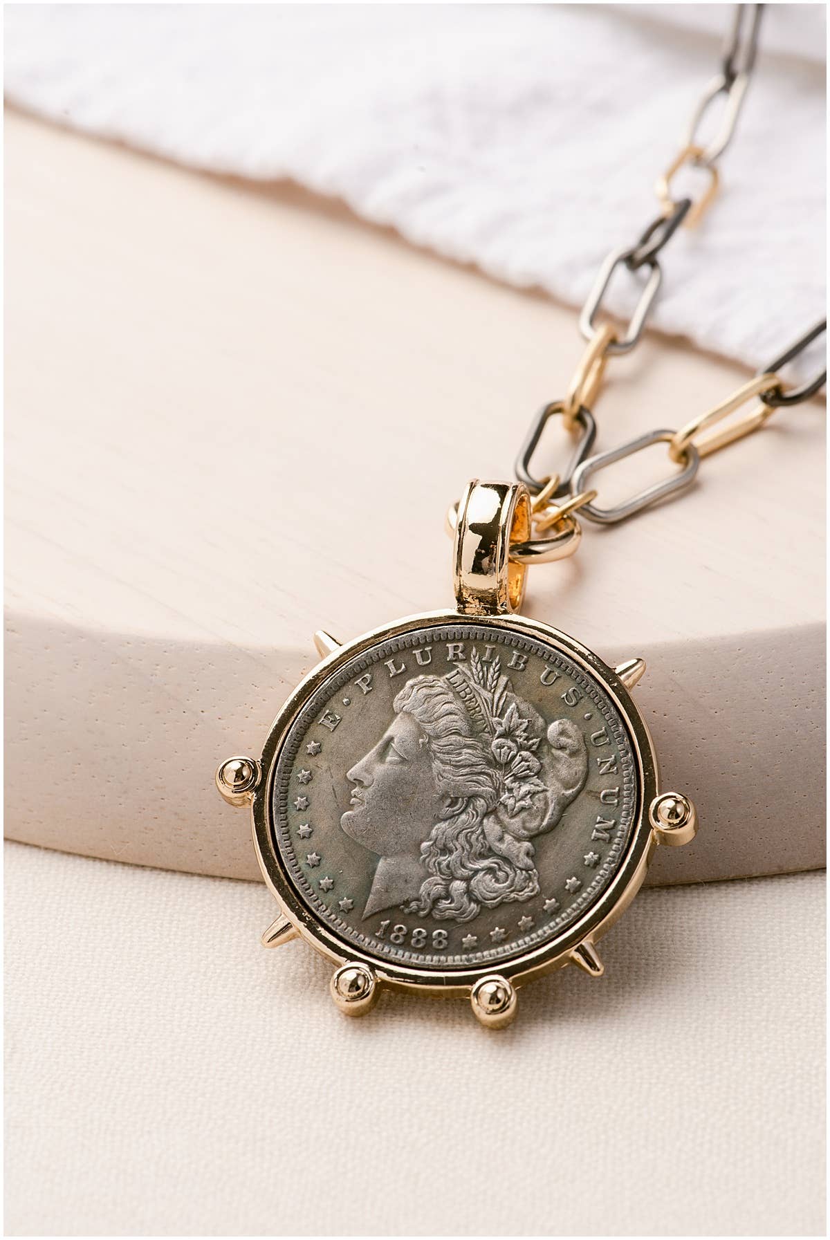 Artifact Necklace: Victory Medal