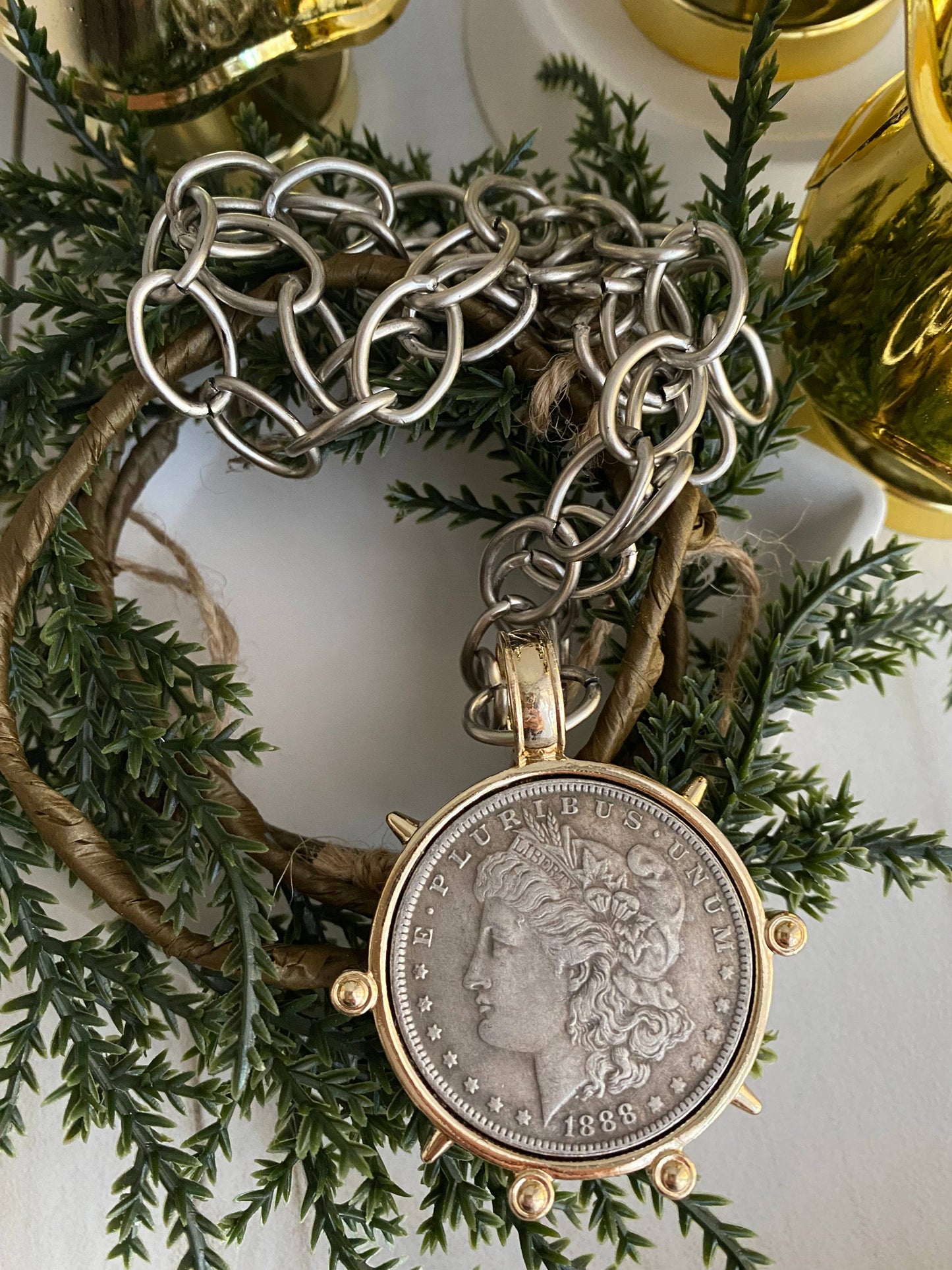 Artifact Necklace: Victory Medal